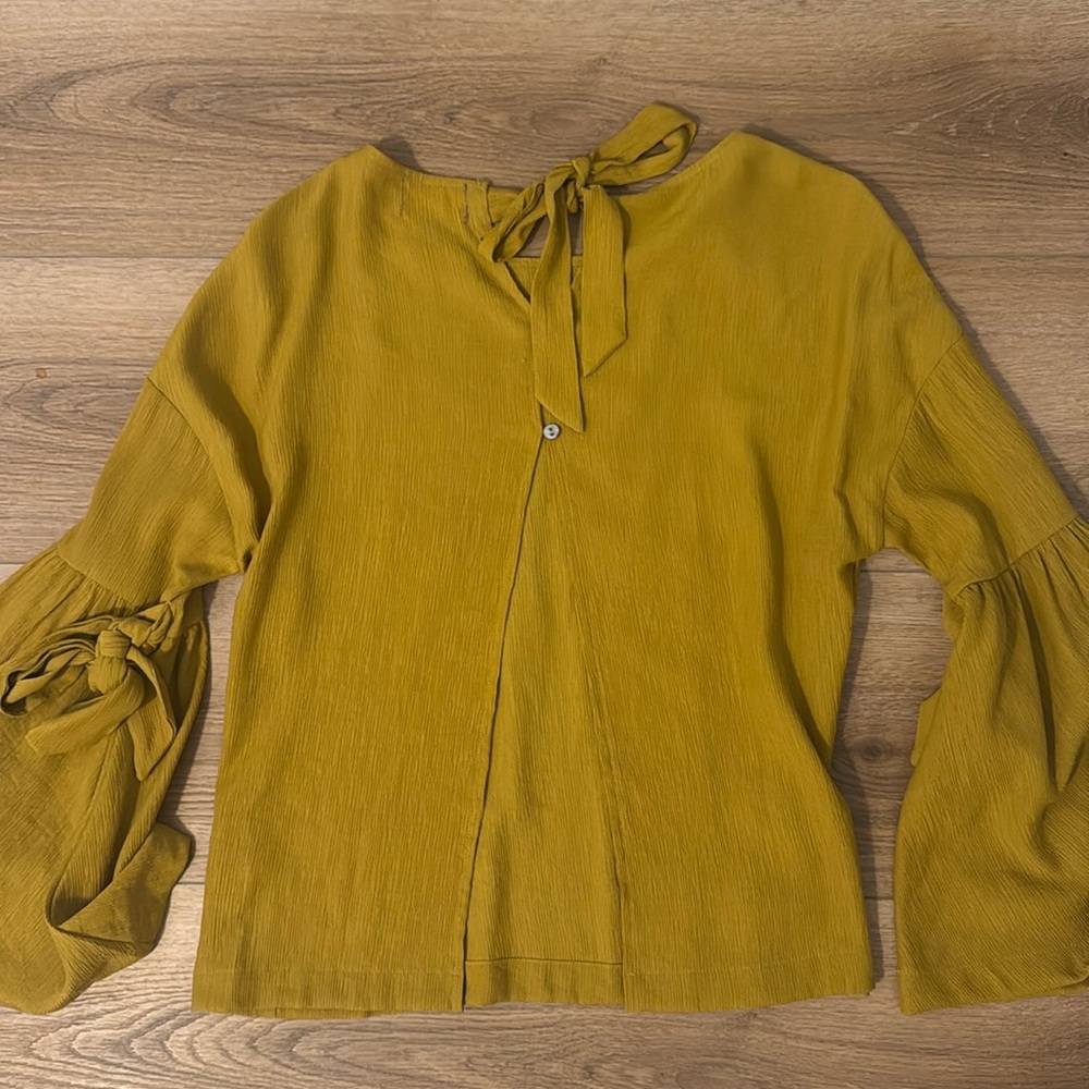 Backless Blouse - Picture 2 of 2